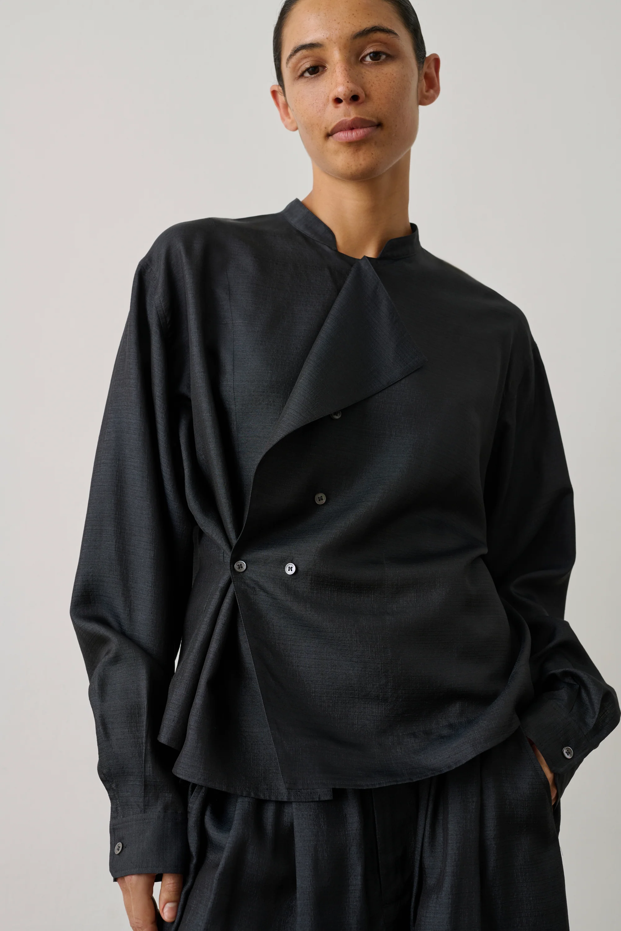 BLACK HAMPTON BLOUSE - Image 2